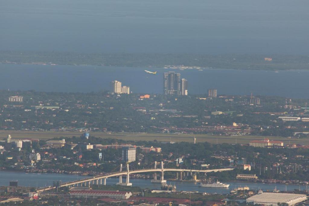 Reddoorz At Fat J Apartelle Mactan Cebu Kültér fotó