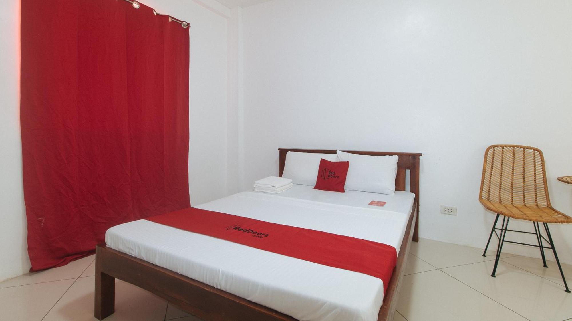 Reddoorz At Fat J Apartelle Mactan Cebu Kültér fotó