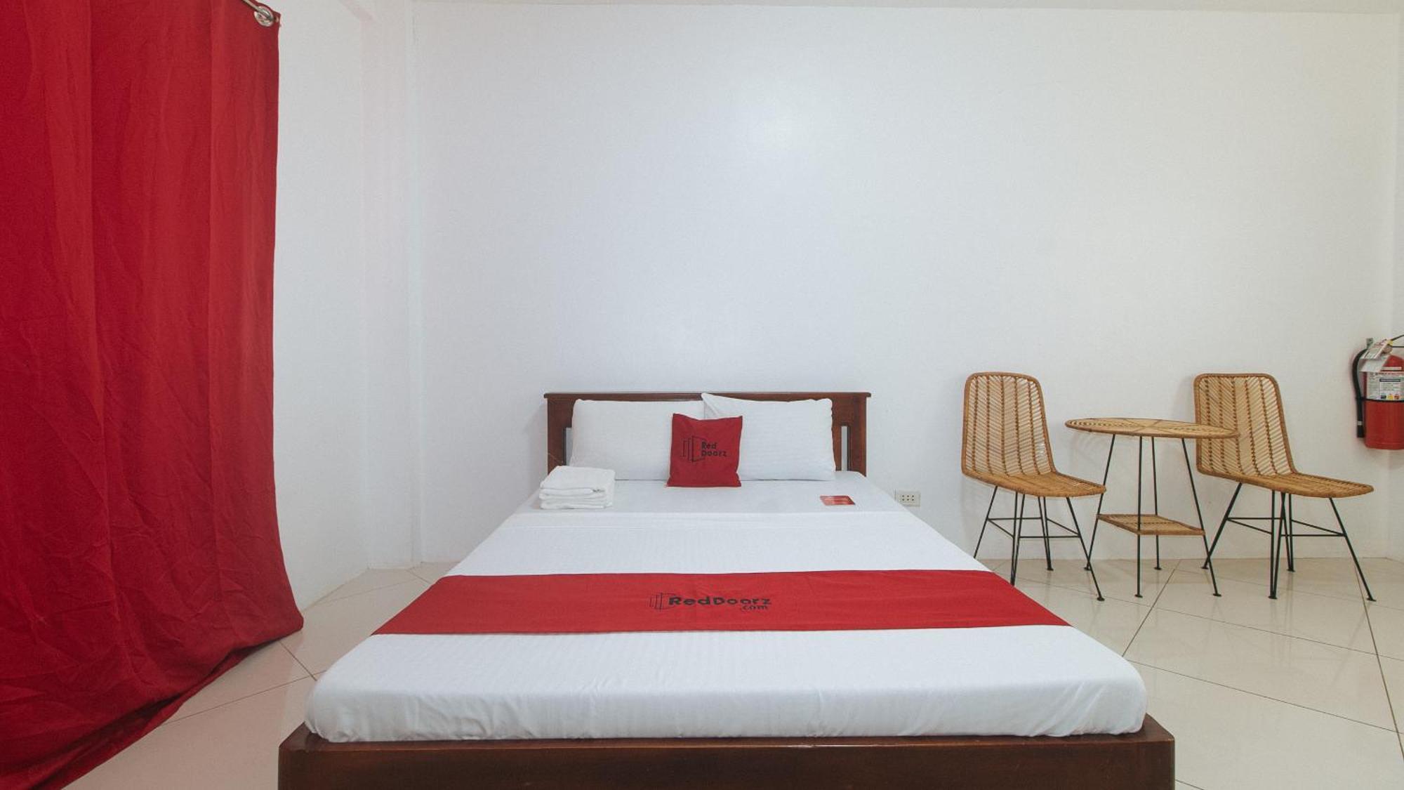 Reddoorz At Fat J Apartelle Mactan Cebu Kültér fotó