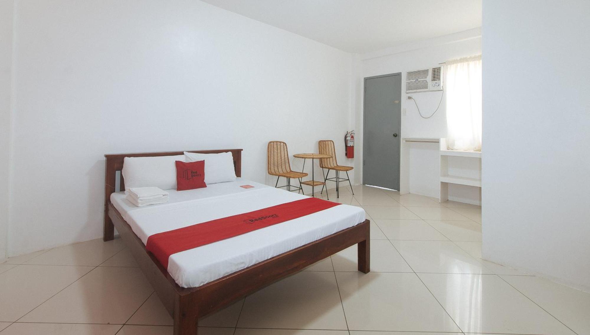Reddoorz At Fat J Apartelle Mactan Cebu Kültér fotó