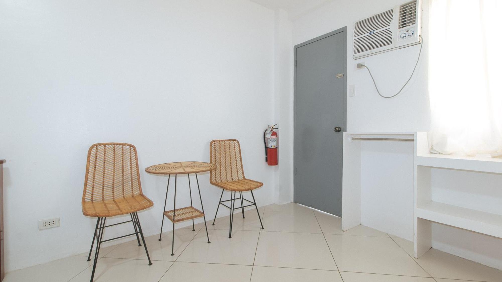 Reddoorz At Fat J Apartelle Mactan Cebu Kültér fotó